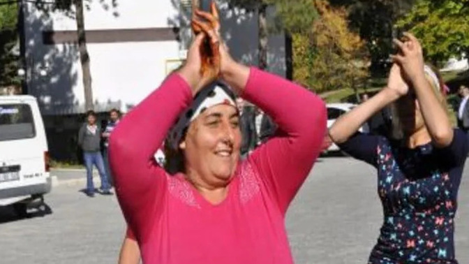 Önce zillere tek tek bastı, sonra göbek attı! Sizin de zilinize basıp kaçan oluyor mu?