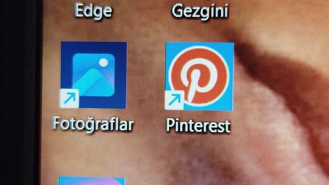 Masaustumde indirdigim uygulamalarin arkasinda mavi renkli bir cerceve gibi bir sey var. nasil seffaf yapabilirim?