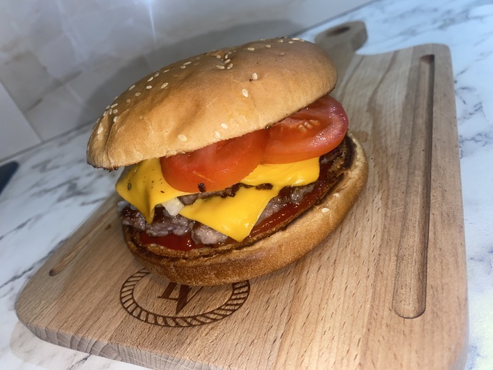 Hamburger yapan erkek 8 adım önde midir?