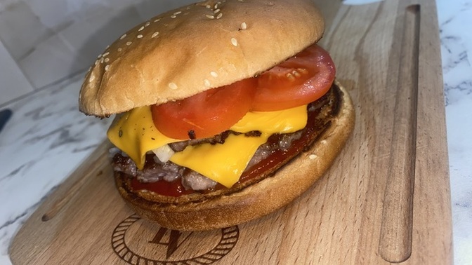 Hamburger yapan erkek 8 adım önde midir?