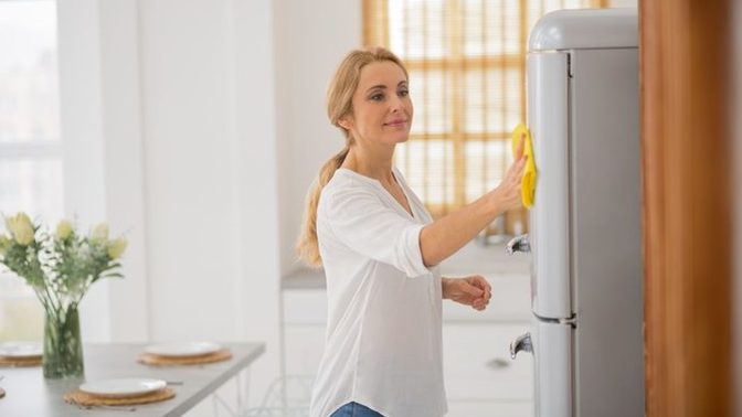 Buzdolabı temizliğinde raflar ve çekmeceler nasıl dezenfekte edilmelidir?