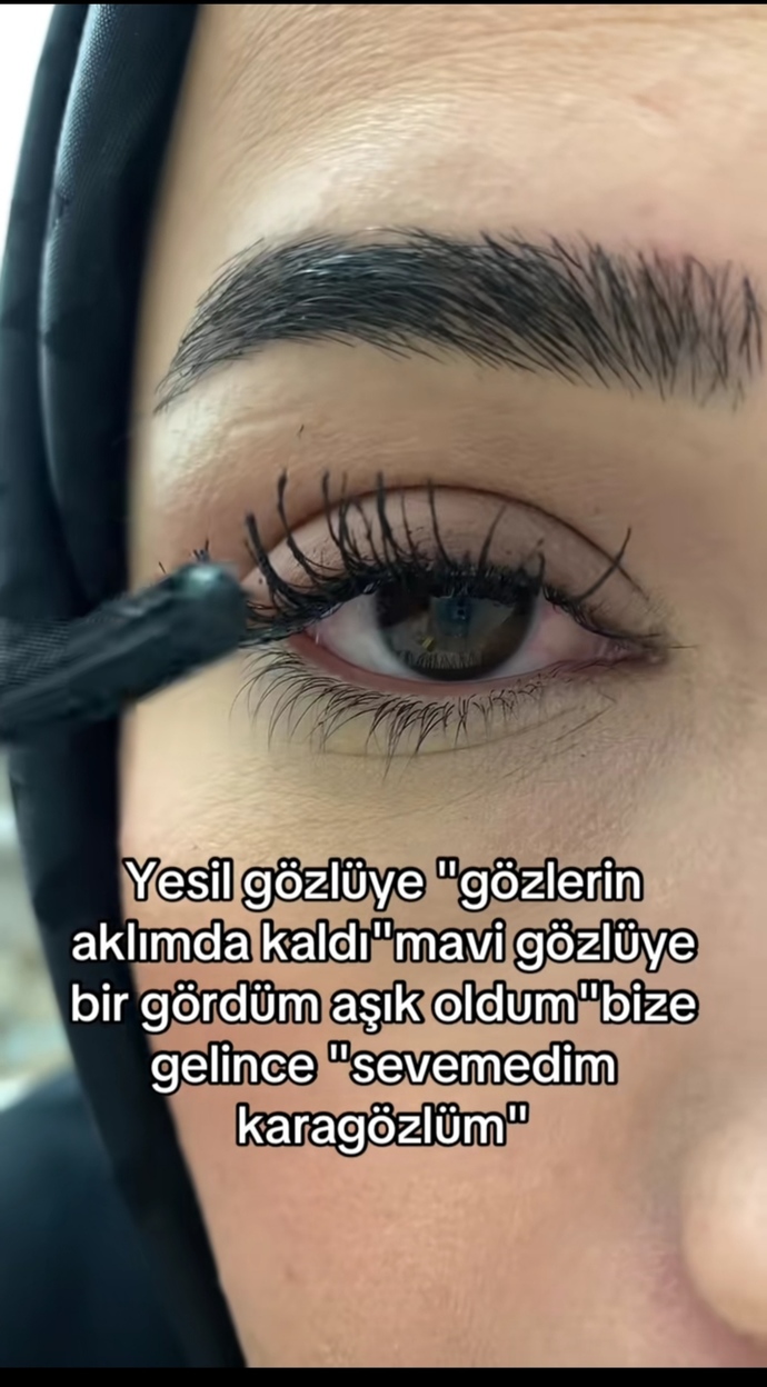 Renkli gözlülere güzel şarkı yazılırken, siyah gözlülere neden dertli şarkı yazılır?