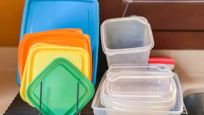 Plastik kaplardaki inatçı yemek kokularını nasıl yok ediyorsun?