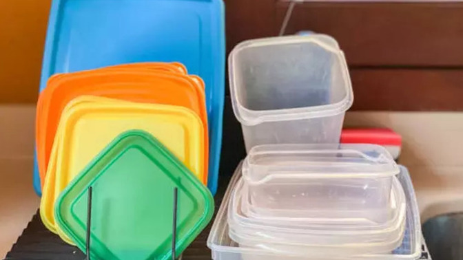 Plastik kaplardaki inatçı yemek kokularını nasıl yok ediyorsun?