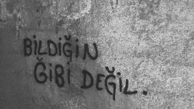 Yok mu ya şöyle güzel bir yalan inanalım? var mi?