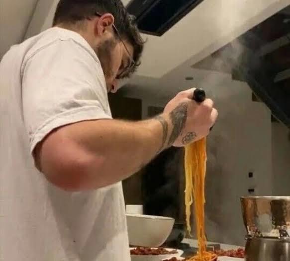 Mutfakta yemek yapan erkek mi dışarıdan sipariş veren mi?