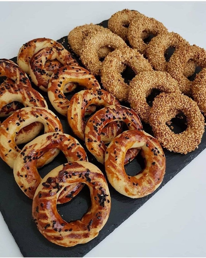 Kandil simidi dediğiniz çörek otlu mu güzel yoksa susamlı mı?