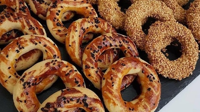 Kandil simidi dediğiniz çörek otlu mu güzel yoksa susamlı mı?