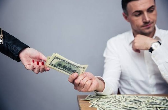Erkekler günümüz toplumunda çoğu zaman bir cüzdan olarak görülüyor. bu doğru mu?
