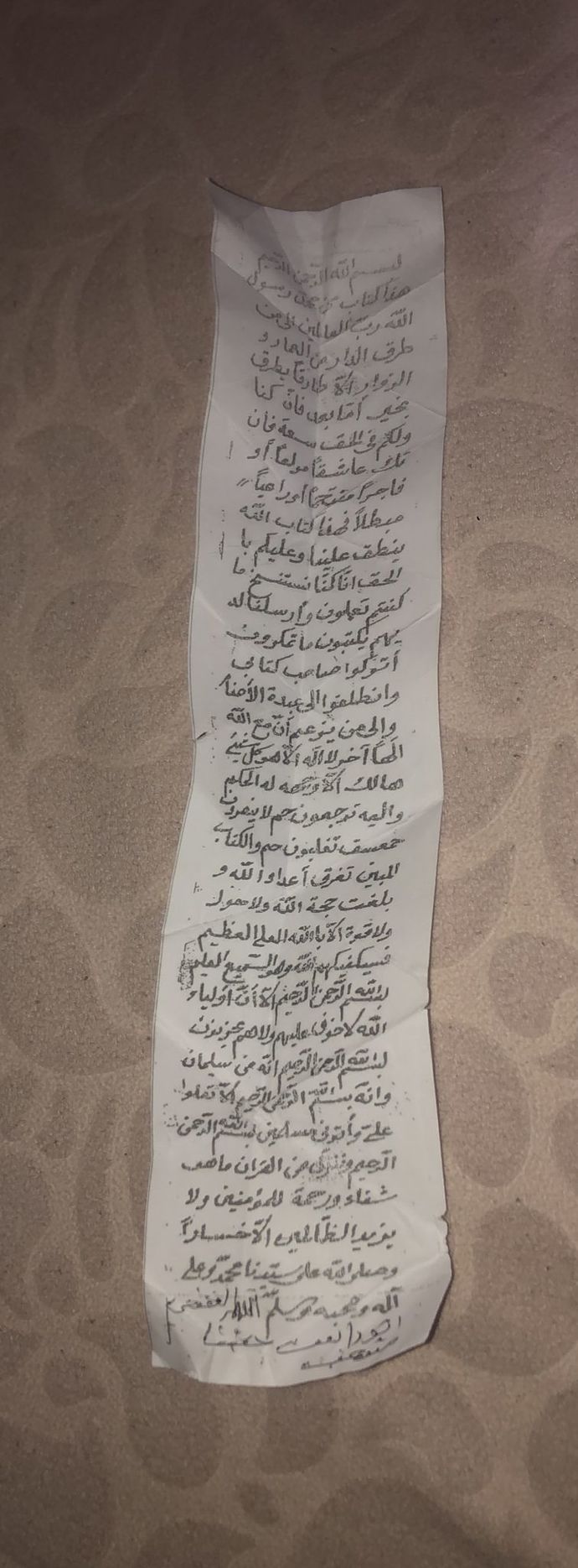 Arkadaşlar bu ne ne yazıyor buyu mu bilen biri varsa yazsın? üçgen şekilde katlanmış bir şekilde yastıgın içinde folyoya sarmışla?