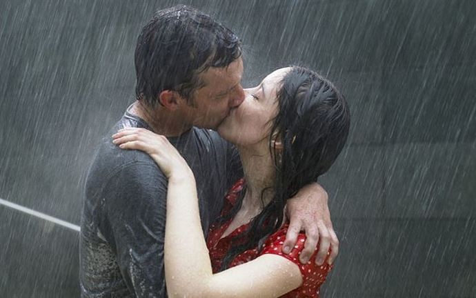 Yağmur altında sevişmek romantik ve çekici olabilir mi?