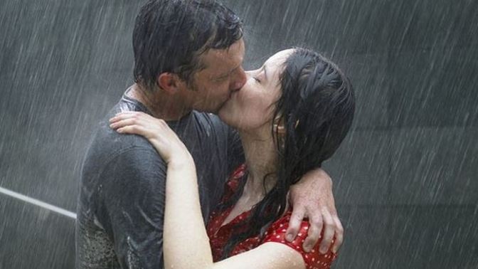 Yağmur altında sevişmek romantik ve çekici olabilir mi?
