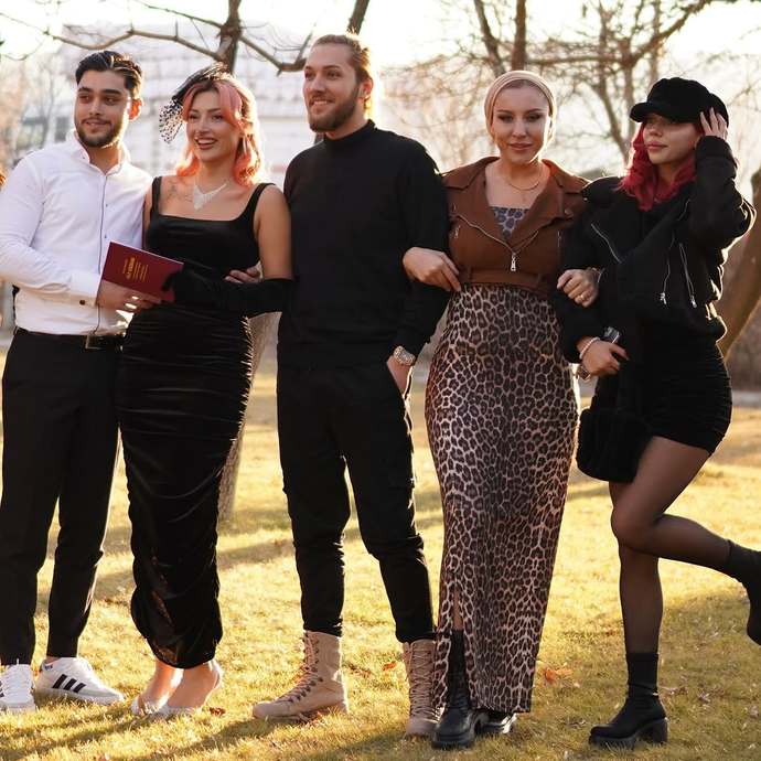 Fotodaki ortadaki full siyahlı çocuk tahminen kaç yaşındadır en uzun olan?