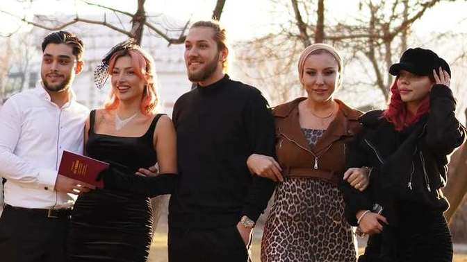 Fotodaki ortadaki full siyahlı çocuk tahminen kaç yaşındadır en uzun olan?