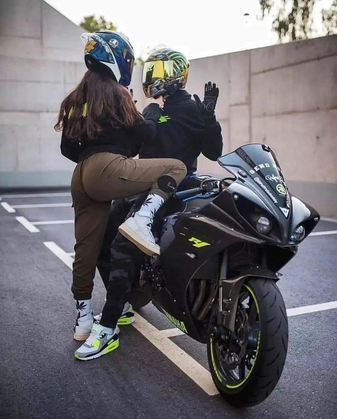 Motorcu erkeklere kızlar daha mı çok düşüyor?