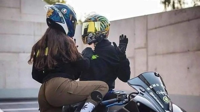 Motorcu erkeklere kızlar daha mı çok düşüyor?