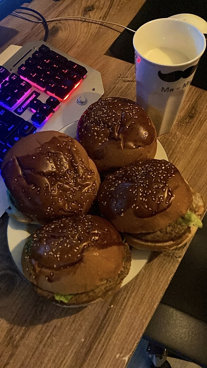 Kimler hamburgerlerimden yemek ister 🤔?