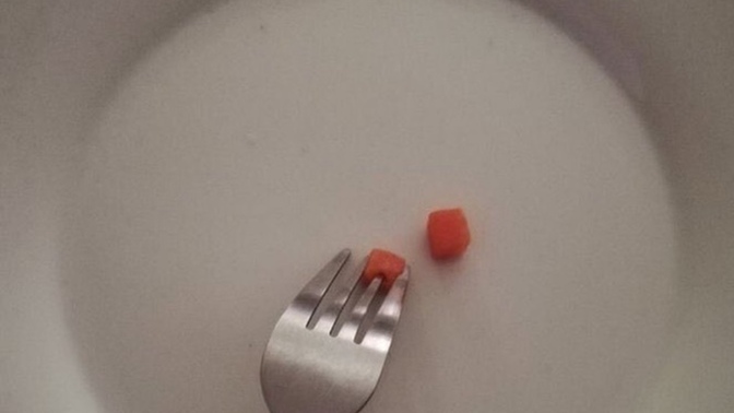 Akşama kendime şöyle bi güzel salata tabağı yaptım 🤭 sağlıklı beslenmek istiyorum artık 🤭bi afiyet olsun alır mıyım?🤭?