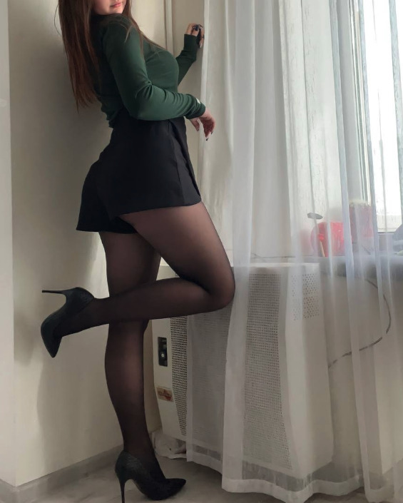 Şort etek, siyah çorap ve stiletto ayakkabı sizce nasıl? giyinir misiniz ve severmisiniz?