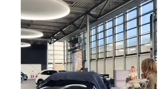 18 yaşındaki kıza, ailesinin aldığı son model Mercedes?