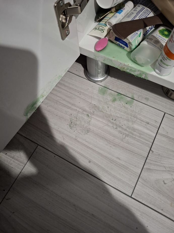 Parke ve dolaba dokulen ağdayı nasıl temizlerım Allahaşkına kımse bılmıyor mu🥹?
