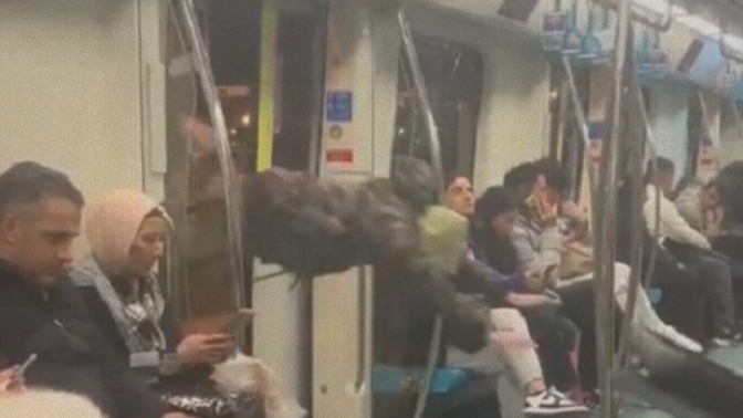 İstanbul'da bir vatandaş Marmaray'a uçarak girdi! Sizin de böyle acele ettiğiniz oluyor mu?