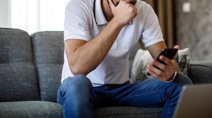 Eşler birbirinin telefonlarını karıştırabilir mi?