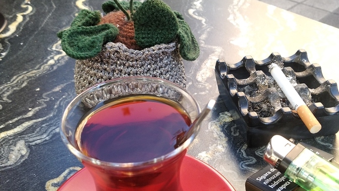 Yanında kalıp kırılmak mı uzakta durup özlemek mi daha zordur?