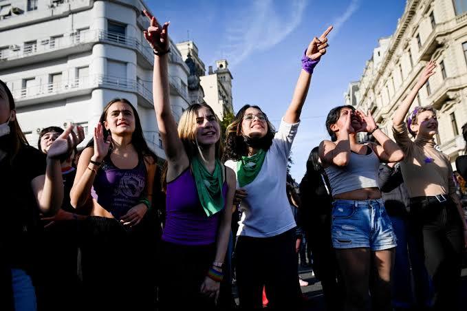 Koltukaltı kılı bırakan feminist kızlar nasıl?