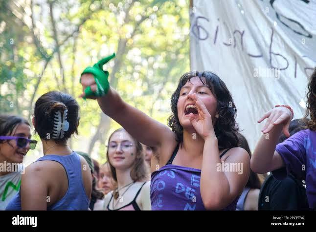 Koltukaltı kılı bırakan feminist kızlar nasıl?