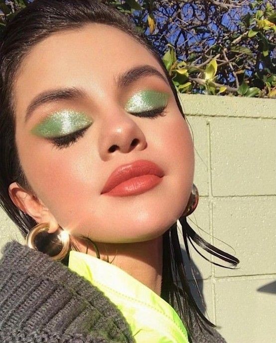 Selena Gomezin göz makyajını nasıl buldunuz?