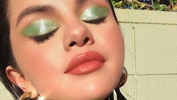 Selena Gomez'in göz makyajını nasıl buldunuz?