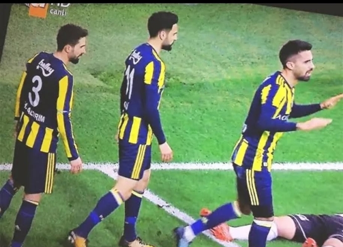 Sizce en anlamsız Fenerbahçe görseli hangisidir?