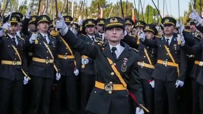 Mezuniyet töreninde Kılıç çeken beş teğmen ordudan ihraç edildi. Kararı doğru buluyor musun?