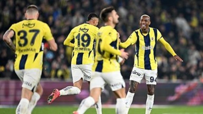 Fenerbahçe 3 - Rizespor 2... Sarı lacivertliler hakem desteğiyle şampiyonluk yarışında tutuldu! Maçı nasıl buldunuz?