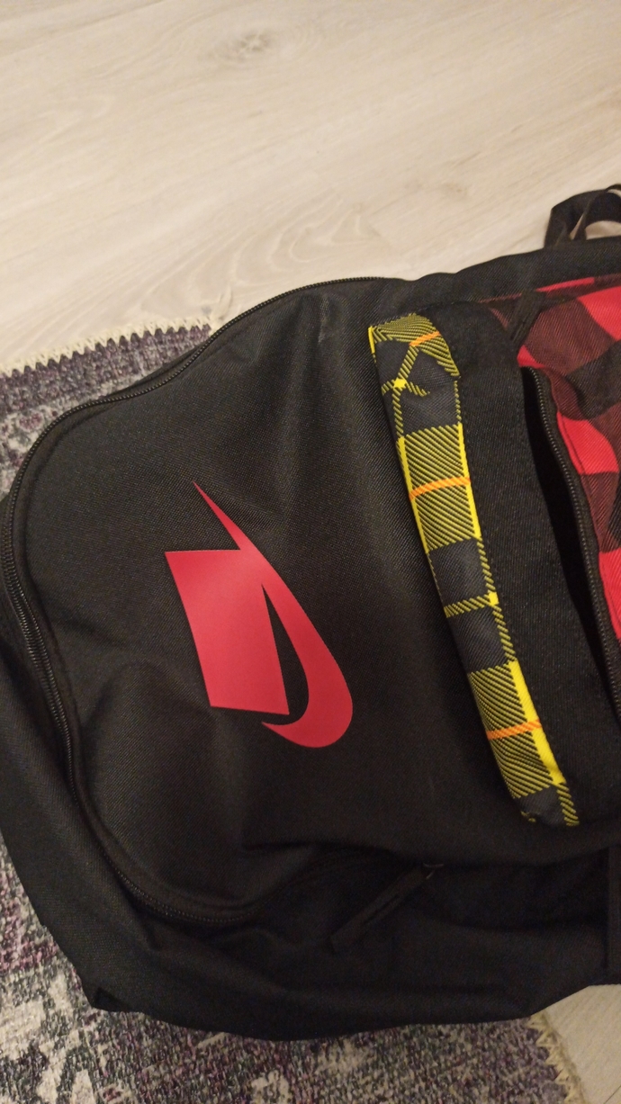 Nike çanta orjinal mi çakma mı?
