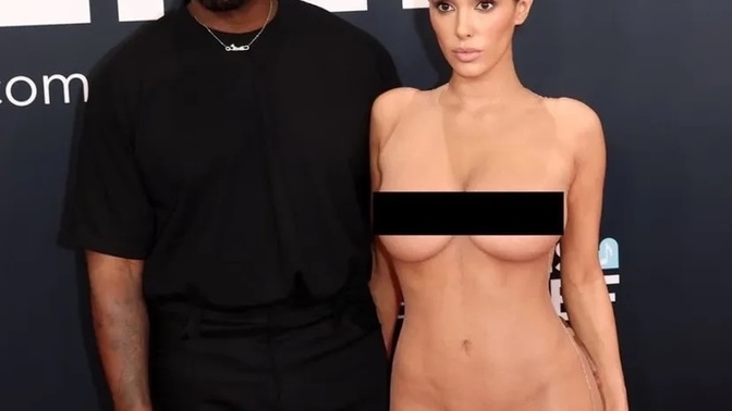 Dün akşam yapılan Grammy’de Kanye West’in eşi Bianca Censori çıplak bit kırmızı halı şovu yaptı?