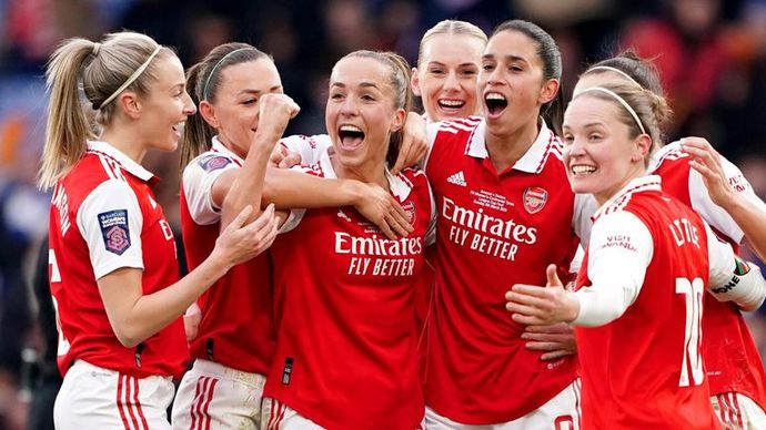 Sizce bir kızın futbolcu olması güzel bir şey mi?