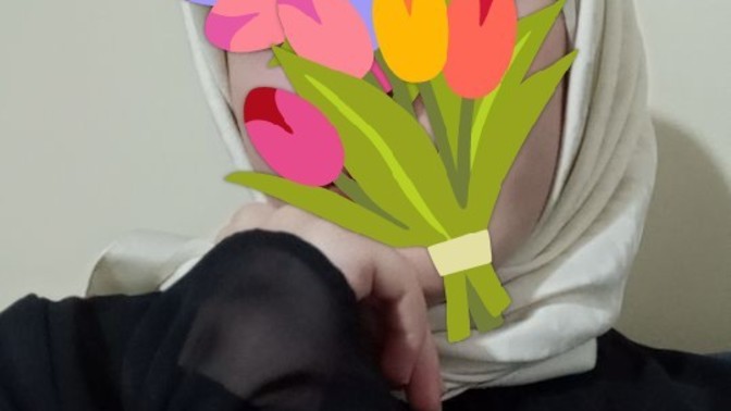 Bu eşarbın rengi çok mu yaşlı işi gibi duruyor?