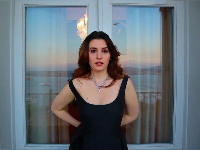 Bu kızla ciddi düşünür müydünüz?