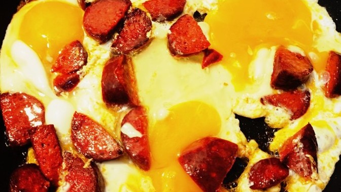 Sucuklu yumurtamı seninle paylaşır mıydım söyleyeyim mi?