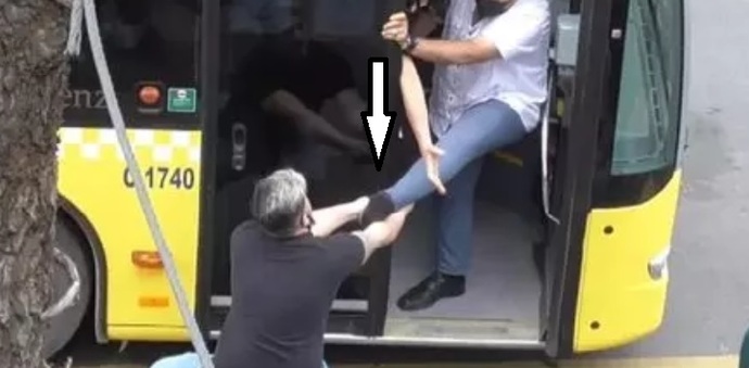 Şoföre kızan yolcu, şoförün ayakkabısını alarak kaçtı! Hiç şoförle kavga ettiğiniz oldu mu?