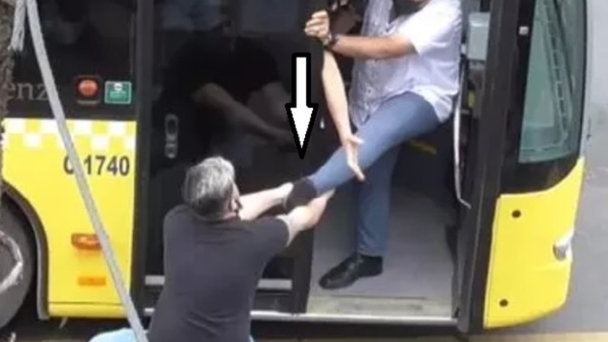 Şoföre kızan yolcu, şoförün ayakkabısını alarak kaçtı! Hiç şoförle kavga ettiğiniz oldu mu?