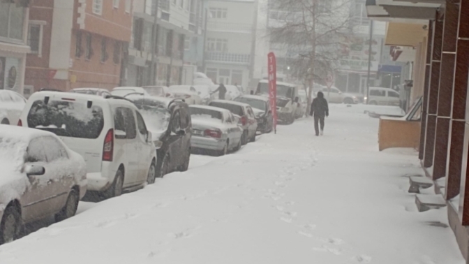 AKOM, İstanbul'a yoğun kar yağışı için saat verdi! Sizce yoğun kar bir yağışı olur mu?