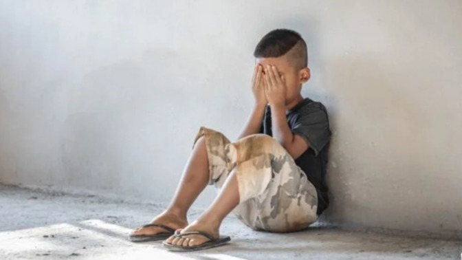 Sokakta yürürken üstü başı yırtık ağlayan bir çocuk gördün. Ne yaparsın?