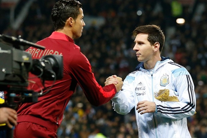 Futbol dünyasında, Cristiano Ronaldo mu yoksa Lionel Messi mi daha iyi bir oyuncu? Neden?