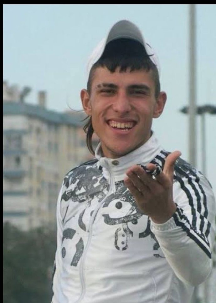 Güzel kızların maymundan hallice erkeklerle takılması hakkında ne düşünüyorsunuz?
