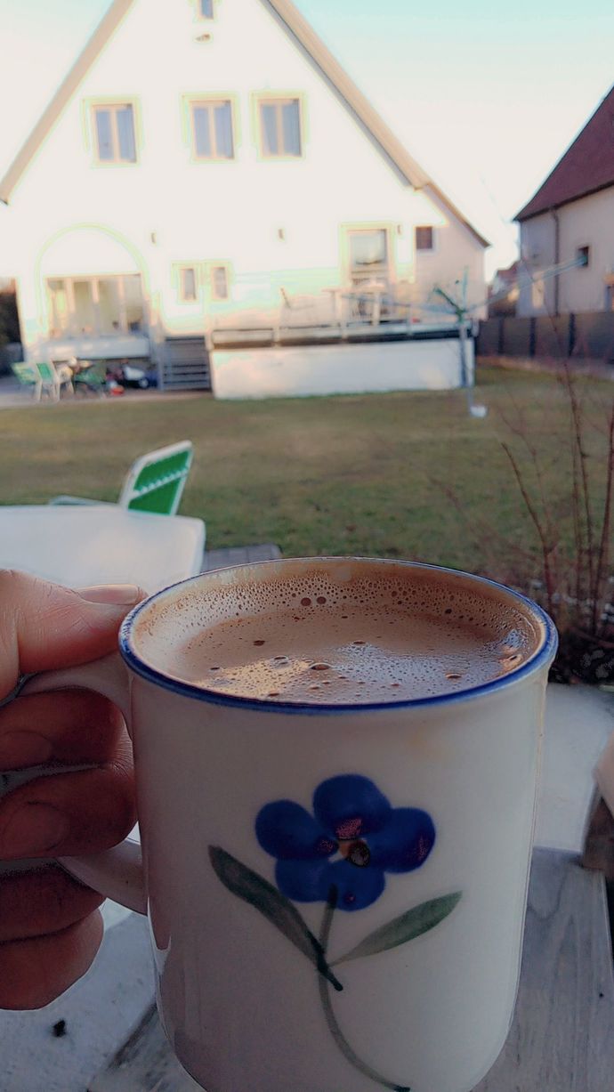 Hava çok güzel aldım kahvemi elime bu anı kaçırmamalıyım dedim kendime. ☕🤎 Nolucak benim bu kahveye olan aşkımm🤧