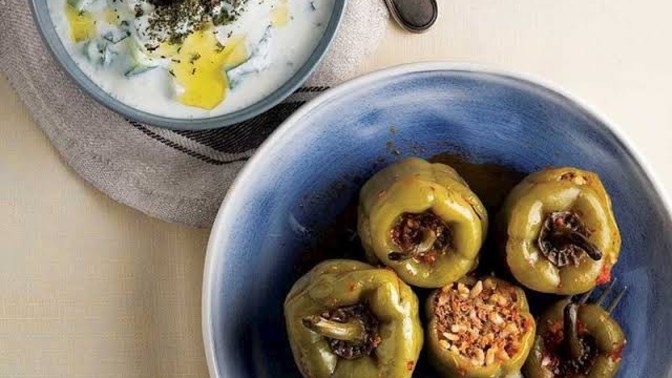 Biber dolmasının yanında yoğurt mu yoksa cacık mı tercih edersiniz?