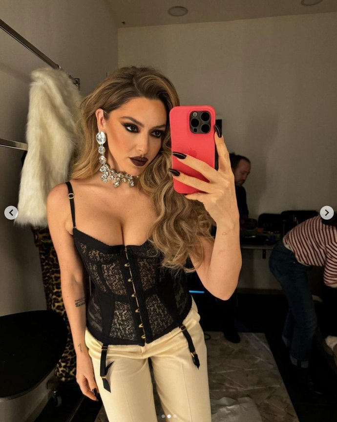 Dekolte en çok küçük göğüslü kadınlara mı yakışıyor yoksa dolgun göğüslü kadınlara mı?